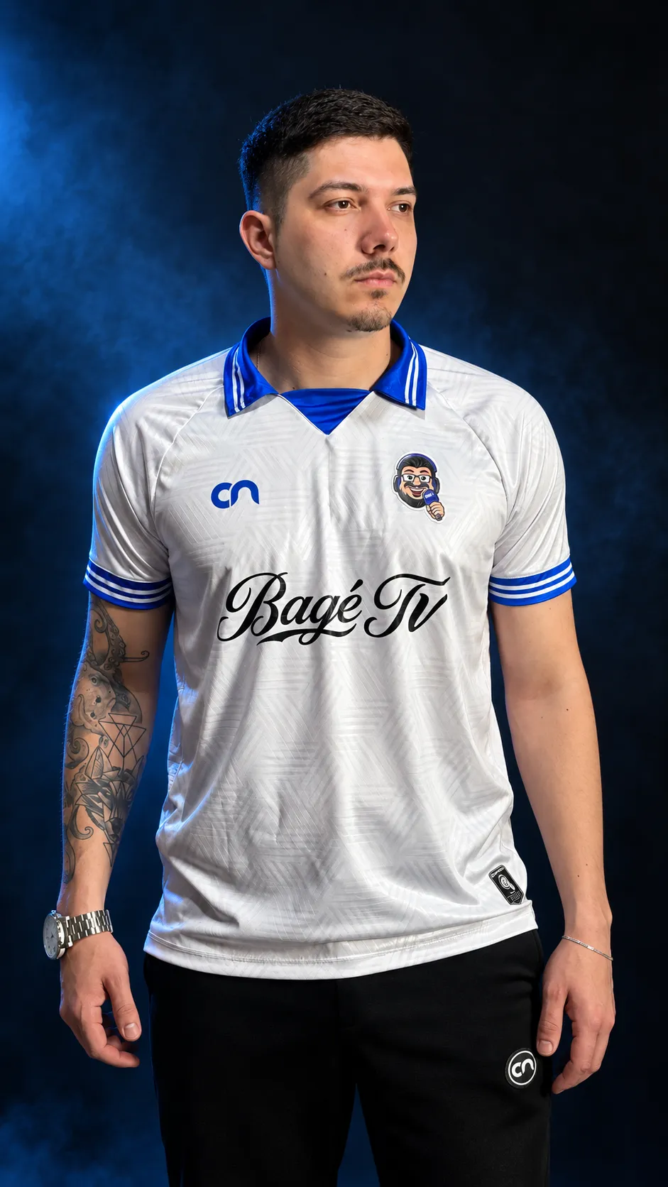 Modelo vestindo camisa branca e azul da Bagé TV