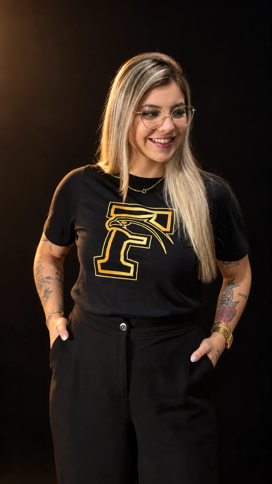 Profissional vestindo camiseta preta com estampa dourada