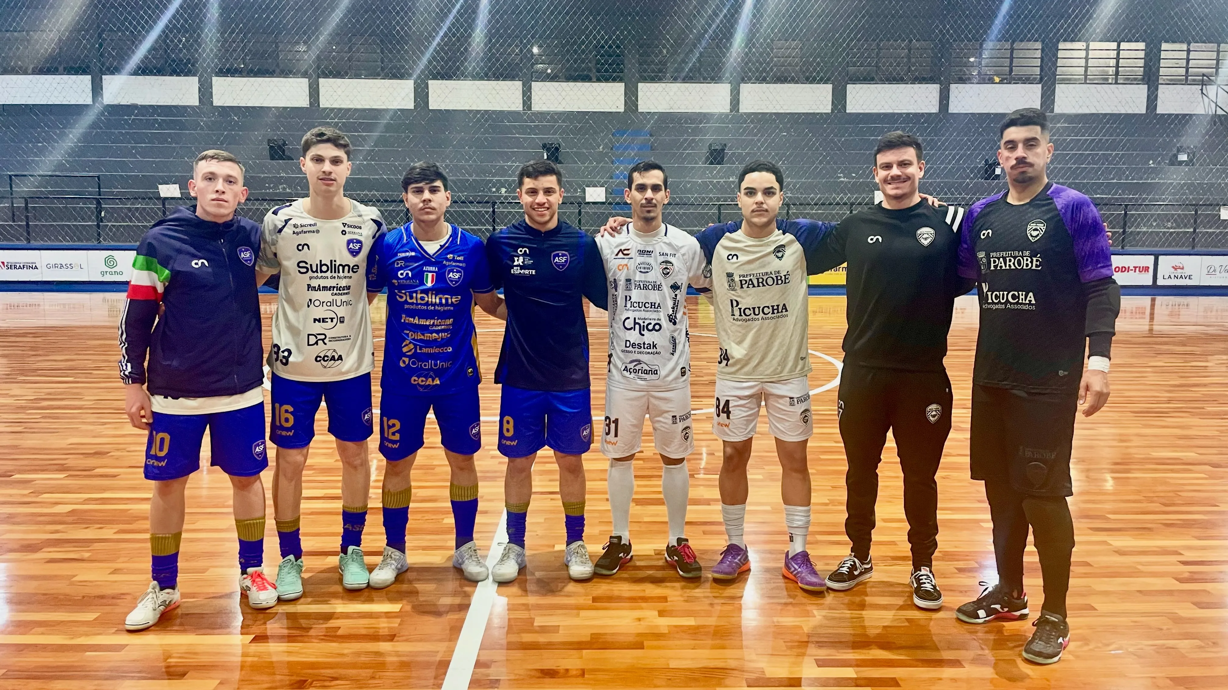 Jogadores com uniformes de futsal em quadra