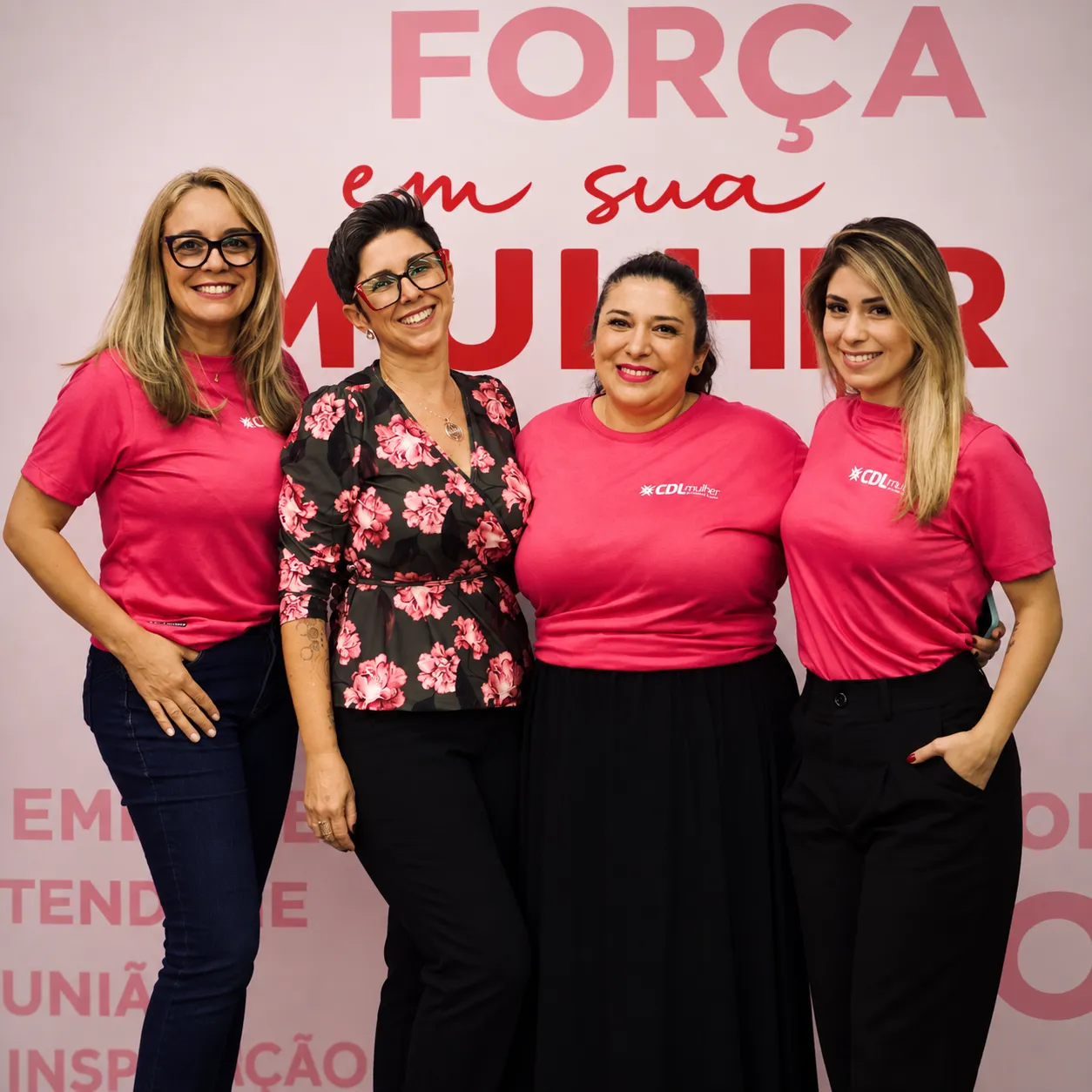 Equipe com camisetas personalizadas da CDL Mulher