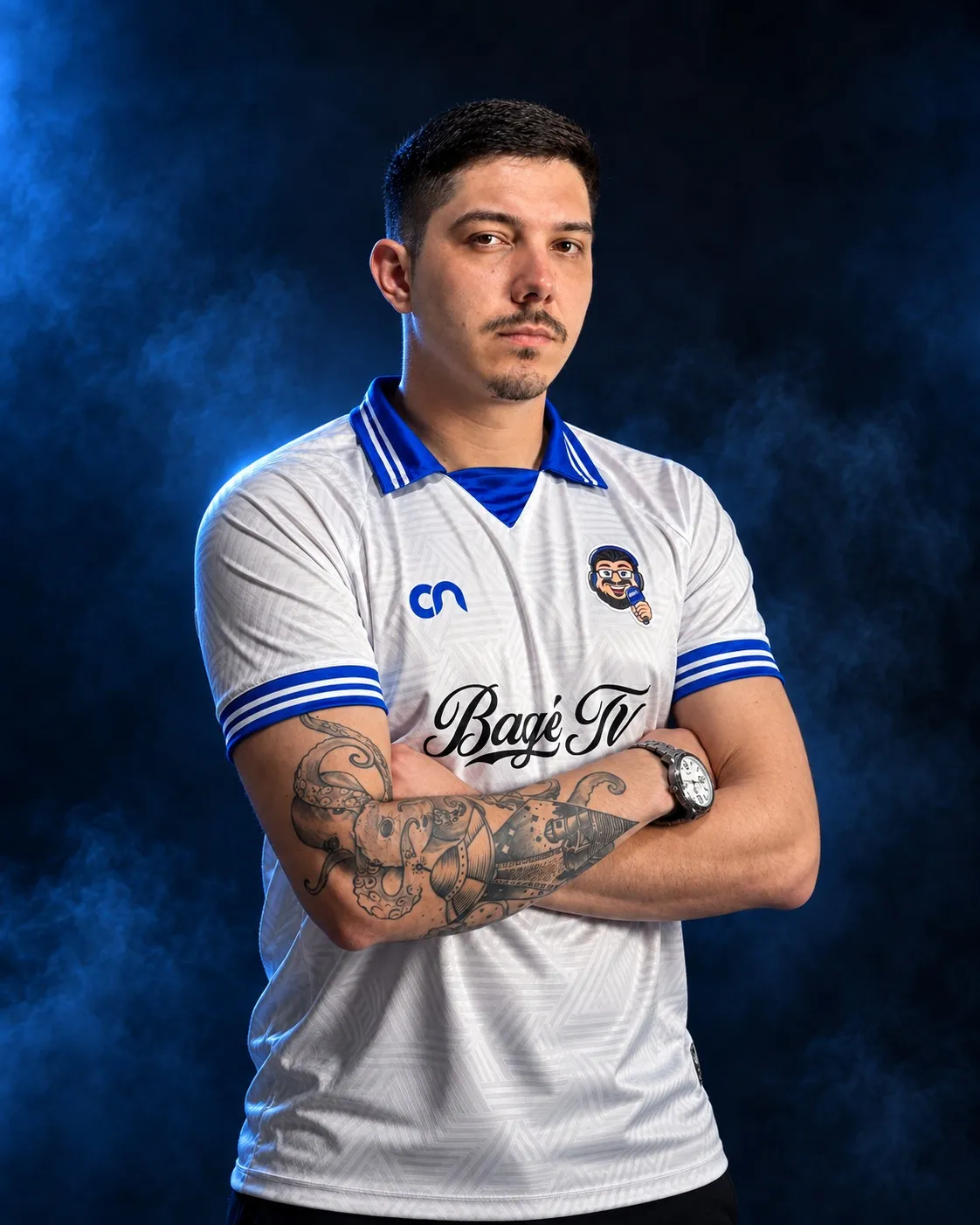 Modelo com camiseta branca e azul da Bagé TV