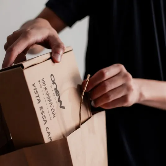 Embalagem da Onew Store sendo aberta