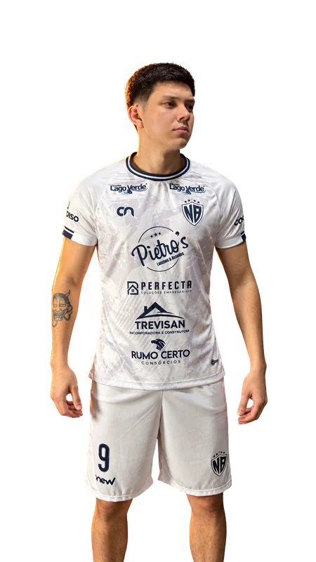 Atleta vestindo o kit completo Linha Ouro, branco e personalizado